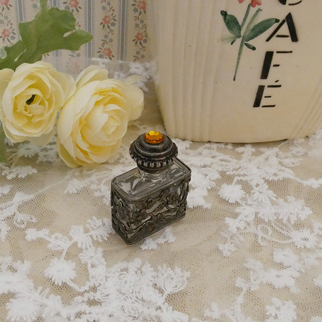 ヴィンテージ　小さな香水瓶　L
