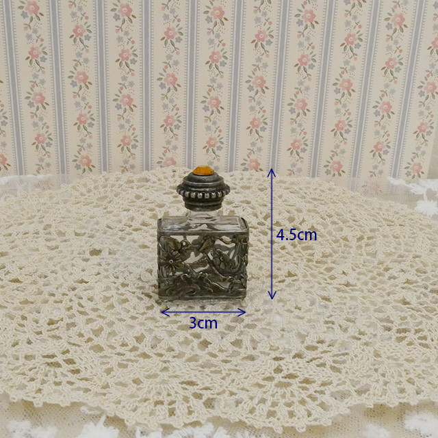 ヴィンテージ　小さな香水瓶　L