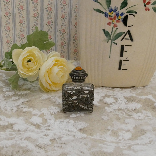 ヴィンテージ　小さな香水瓶　L