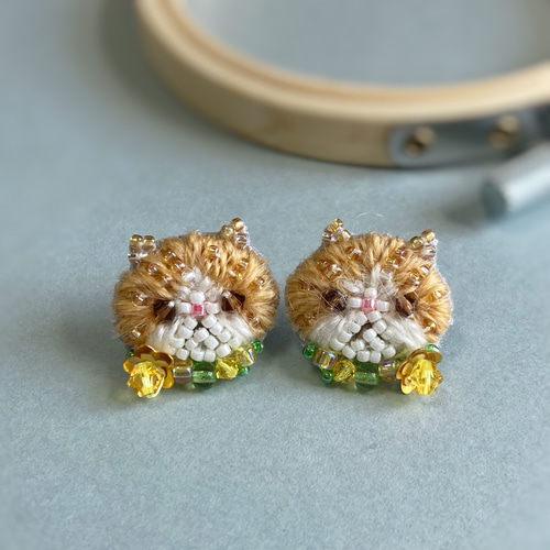 専用★ビーズ刺繍ピアス　ハンドメイドピアス　動物モチーフ　アニマルピアス もふ猫さん(イエロー)のビーズ刺繍ピアス ピアス（スタッド・一粒