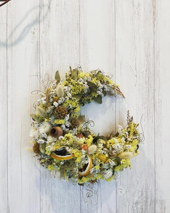 ふんわりレースとラナンキュラスのクレッセントリース〔M090