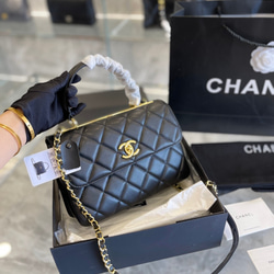 【uniqueな形も上品に仕上げる♡】CHANEL ショルダーバッグ シャネルの新作バッグでデイスタイルをモダンに刷新！アイ
