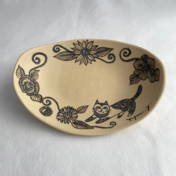 三日月とネコの絵付けオーバル皿 ／ カレー皿 タタラ板作り・一点モノ