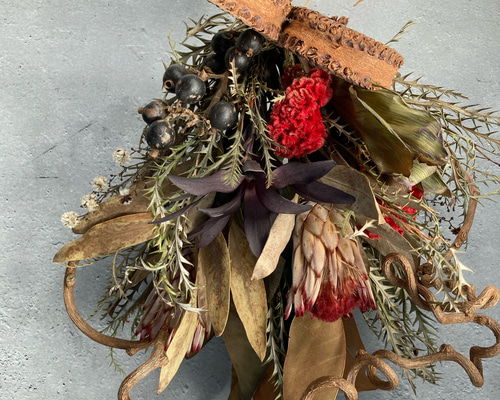 赤いワイルドフラワーのスワッグ:ドライフラワースワッグ スワッグ 花