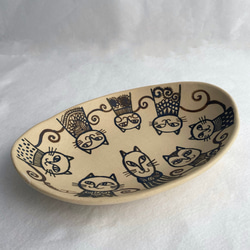 ネコファミリーの絵付けオーバル皿　B　／　カレー皿　タタラ板作り・一点モノ 3枚目の画像