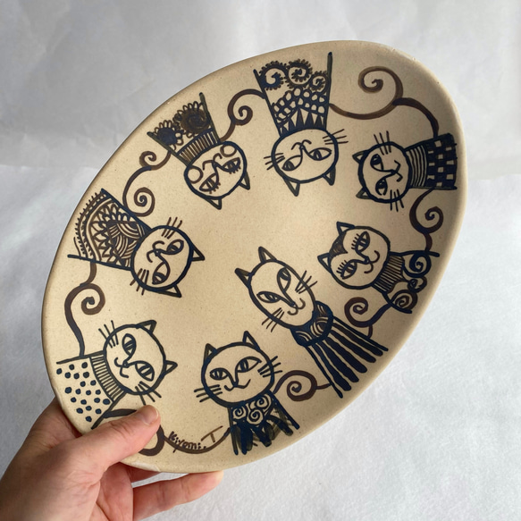 ネコファミリーの絵付けオーバル皿　B　／　カレー皿　タタラ板作り・一点モノ 2枚目の画像