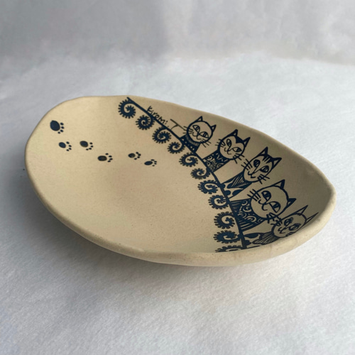 ネコファミリーの絵付けオーバル皿 A ／ カレー皿 タタラ板作り・一点