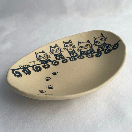 ネコファミリーの絵付けオーバル皿 A ／ カレー皿 タタラ板作り・一点