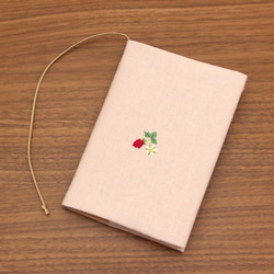 刺繍　ブックカバー　うさぎのいちご摘み　ペールピンク　 4枚目の画像