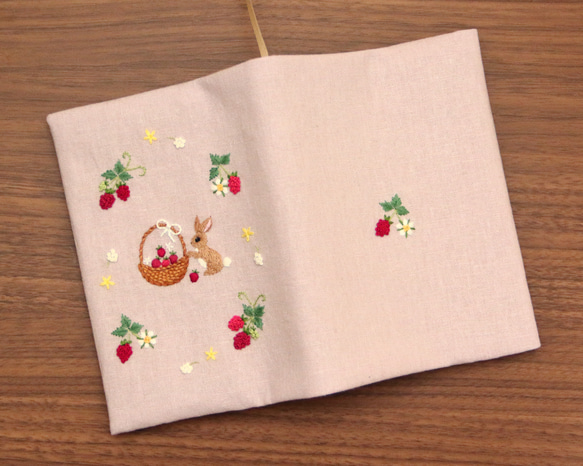 刺繍　ブックカバー　うさぎのいちご摘み　ペールピンク　 5枚目の画像