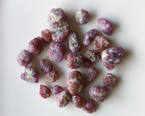 【パキスタン産】ルビー原石 ルビー原石 パキスタン産 母岩付き 蛍光 73.2g (ID:59402