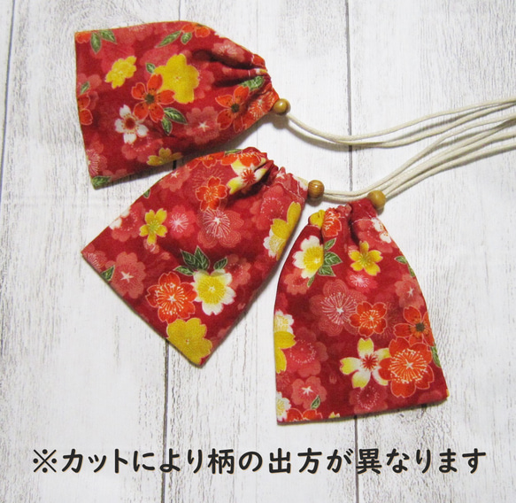 首から下げられる、巾着袋－お守り袋・ストーン入れ☆和柄・桜の花・レッド・鍵袋 3枚目の画像