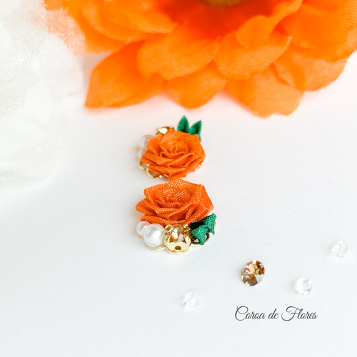 オレンジのばらとビジューのピアス/イヤリング つまみ細工 正絹羽二重