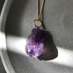 天然石　アメジスト　真鍮ペンダントトップ 天然石アメジスト 4.6ct 「宝石の裏側」大粒ペンダントトップ
