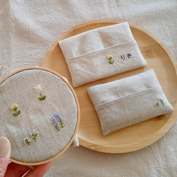 〖名入れ〗刺繍　リネンのポケットティッシュケース　ハンカチとセットでの贈り物　選べるサイズ　名入れギフト 1枚目の画像