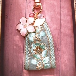 桜とインド刺繍タッセルのキーホルダー 3枚目の画像