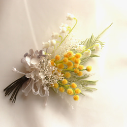 【春色コサージュ2023】スズランとミモザの花束風コサージュ 1枚目の画像