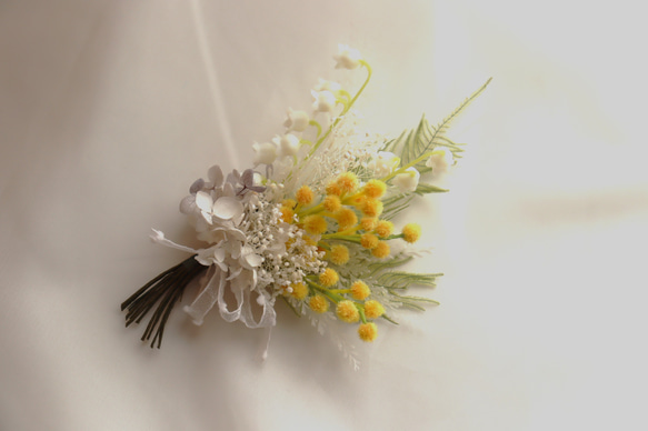 【春色コサージュ2023】スズランとミモザの花束風コサージュ 2枚目の画像