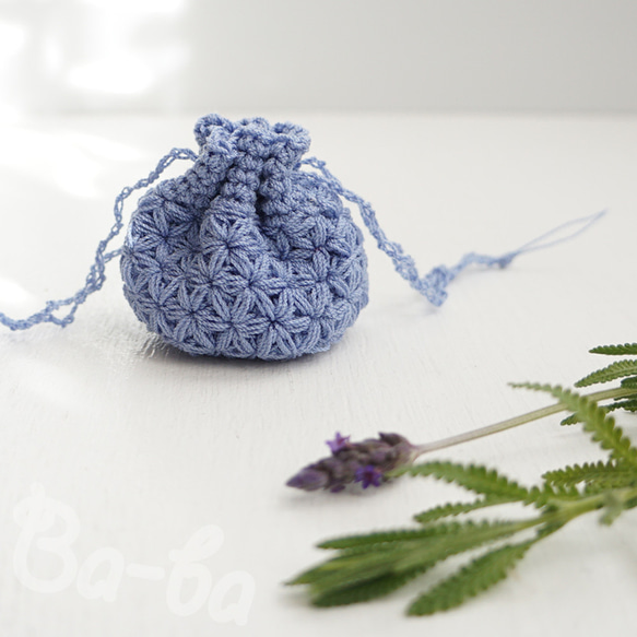 ばあば作、細かいリフ編みの豆巾着（blue lavender・KPPPR13） 2枚目の画像