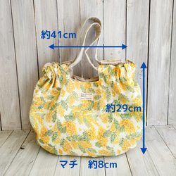春色バッグ　きゅっとしぼったギャザーが可愛い　ミモザのまんまるトートバッグ　A4もすっぽり入る大きめサイズ 10枚目の画像