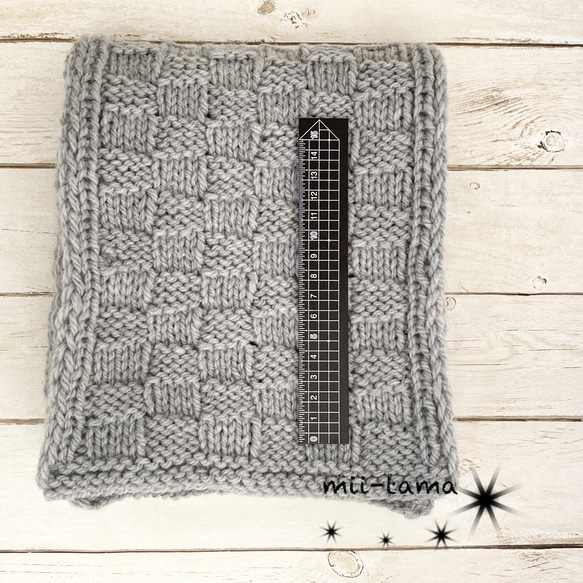 棒針編みの長めマフラー(市松模様 薄いグレー色 ユニセックス) 4枚目の画像