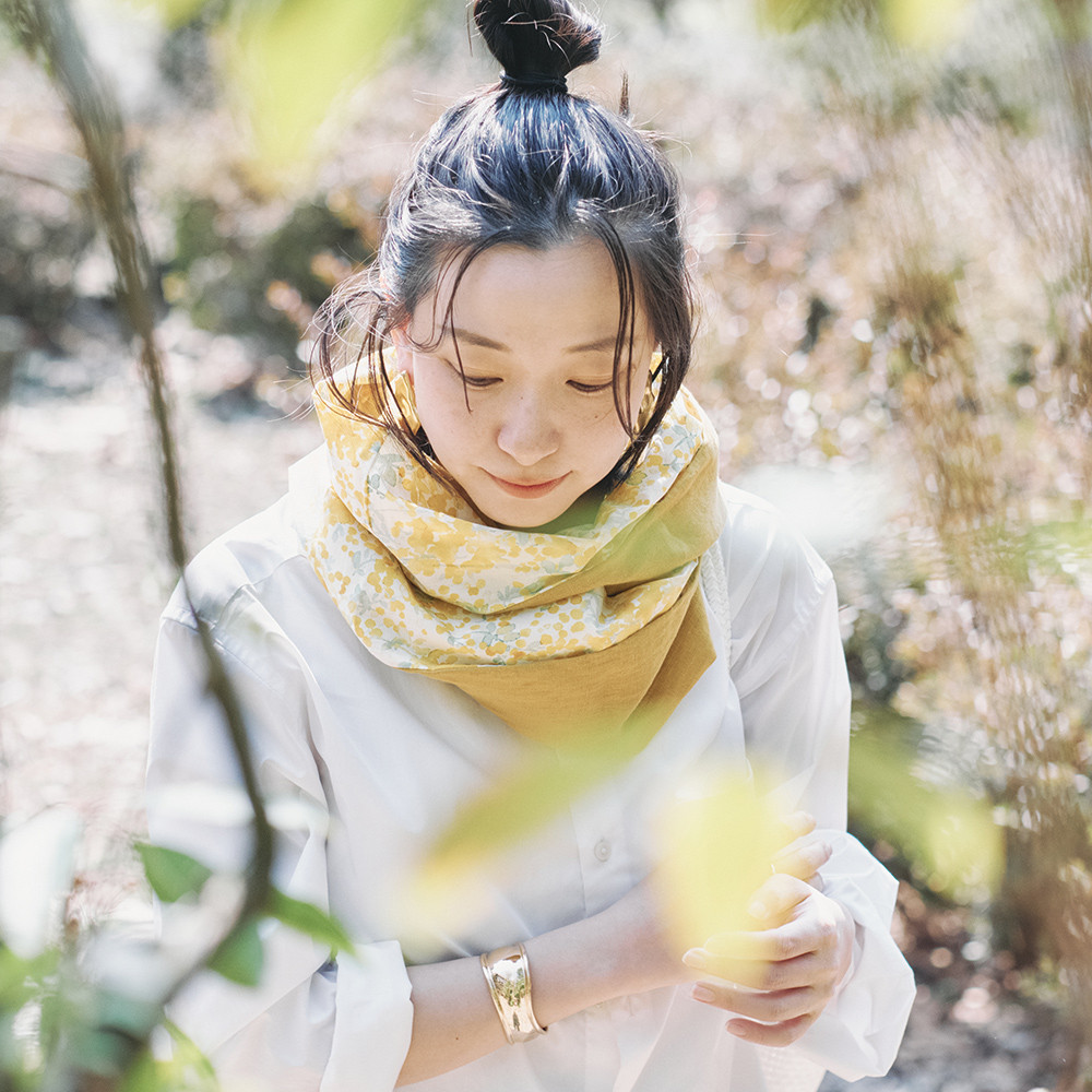 簡単にオシャレしたい！春用 薄手 二重巻き リネン スヌード ミモザ：生成り＆イエロー 冷房対策 紫外線対策