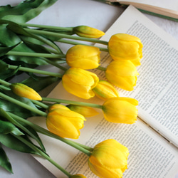 【リアルな触り心地】まるで生花のような瑞々しさ|春のチューリップ5本ブーケ|アーティフィシャルフラワー【イエロー】 4枚目の画像