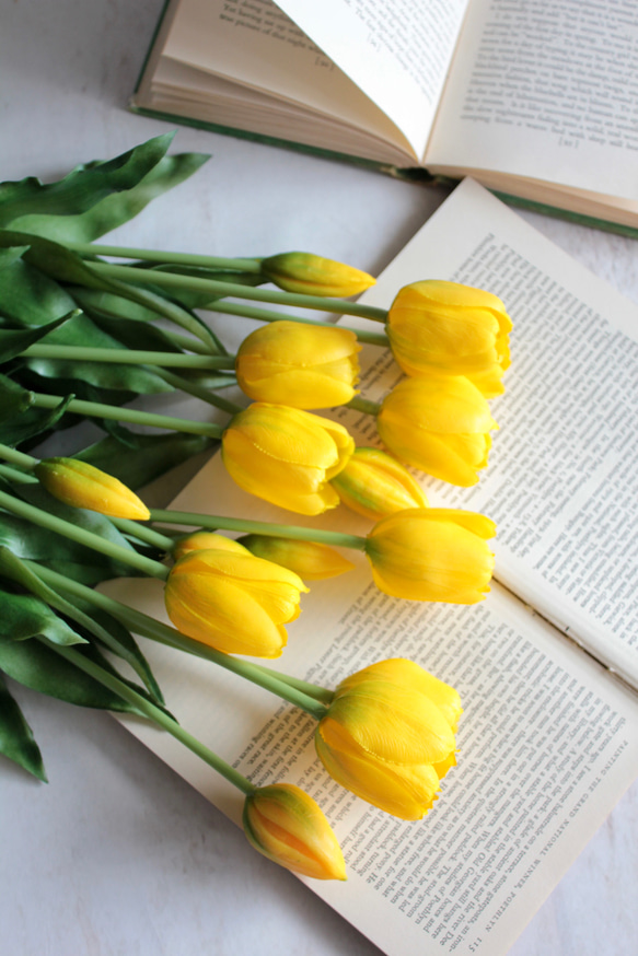 【リアルな触り心地】まるで生花のような瑞々しさ|春のチューリップ5本ブーケ|アーティフィシャルフラワー【イエロー】 4枚目の画像