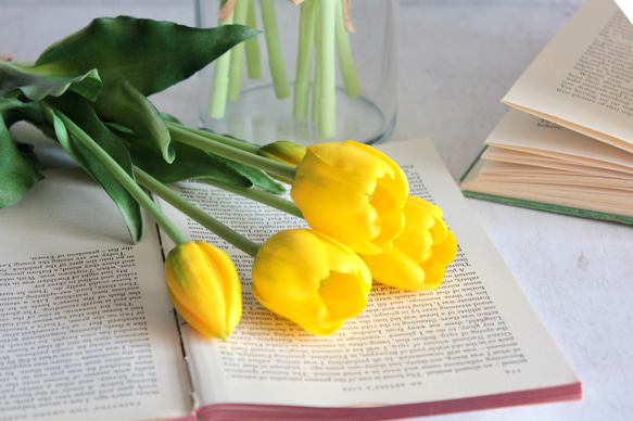 【リアルな触り心地】まるで生花のような瑞々しさ|春のチューリップ5本ブーケ|アーティフィシャルフラワー【イエロー】 3枚目の画像