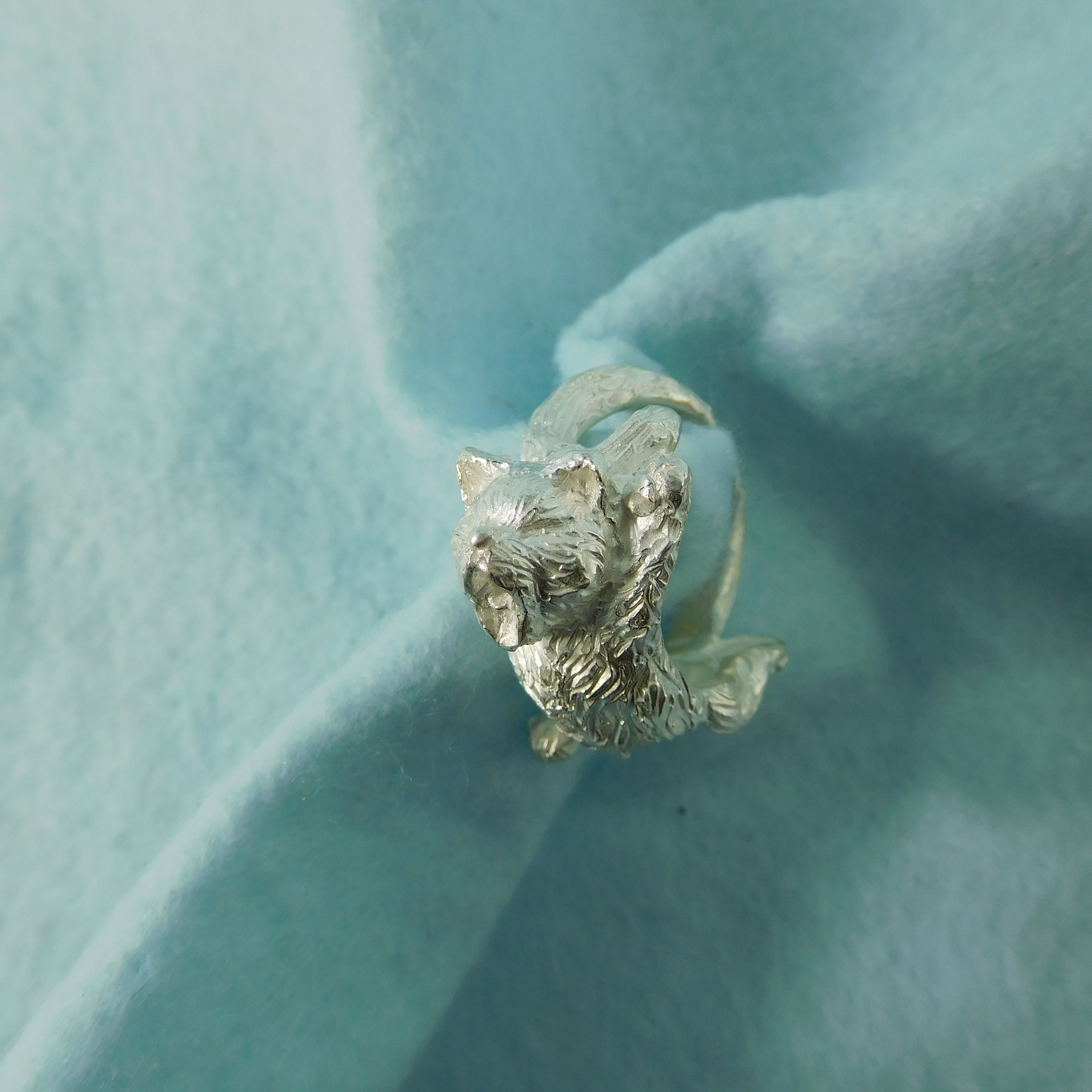 仔猫ちゃん　リング　＃１２（シルバー製の立体レリーフです）　あ～～あ！反り返って大きなあくび