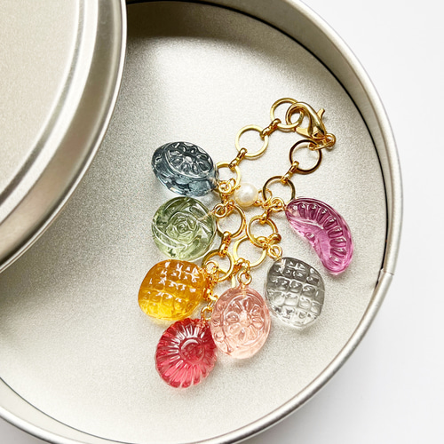 大人かわいい♡チャーム　シルバーフラワーとタンザナイトカラーのドロップ 大人かわいい♡チャーム シルバーフラワーとタンザナイトカラーのドロップ