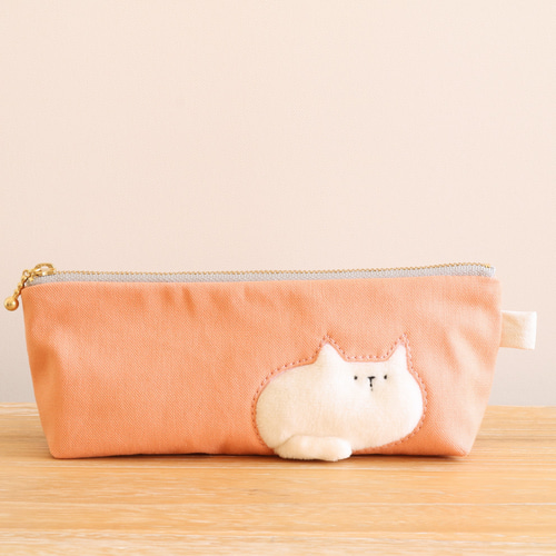 ペンケースで一休みする猫のペンケース(白猫 サーモンピンク