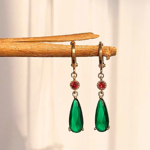 翡翠色雫形宝石金色ピアス 「ハウルの動く城」テーマピアス 耳飾り