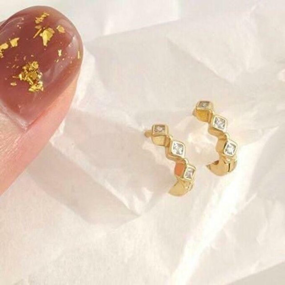 ピアス　ジルコニア　3粒　プチフープピアス　ミニフープピアス　フープピアス　キャッチレス　ワンタッチピアス　ミニフープピ 4枚目の画像