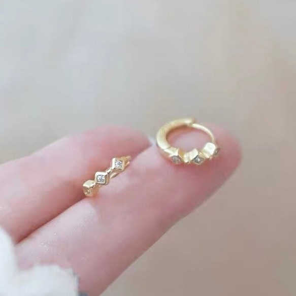 ピアス　ジルコニア　3粒　プチフープピアス　ミニフープピアス　フープピアス　キャッチレス　ワンタッチピアス　ミニフープピ 3枚目の画像