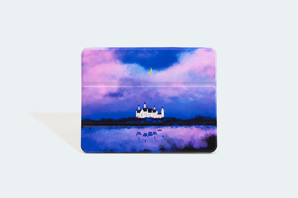 描繪紫色夜空和城堡的 iPad 保護套 第3張的照片