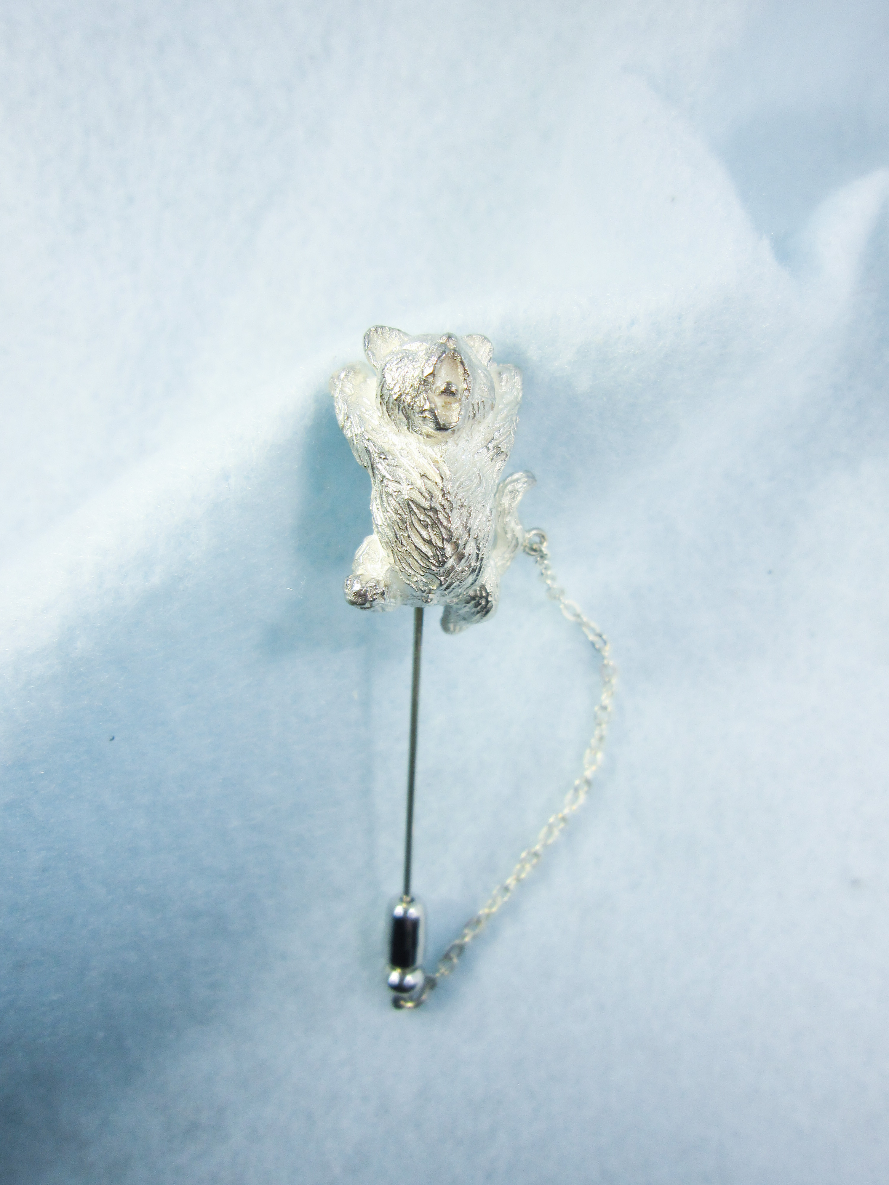 仔猫ちゃん　ピンバッチ（シルバー製の立体レリーフです）　あ～～あ！反り返って大きなあくび