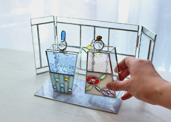 ステンドグラス お雛様 A おひなさま 桃の節句 初節句 ガラス雛 ひな祭り 置物 屏風 台座 幅約7㎝ 5㎝