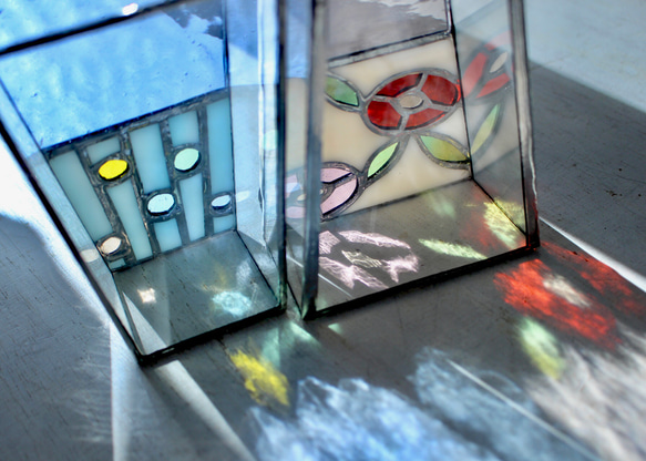 ステンドグラス お雛様 A おひなさま 桃の節句 初節句 ガラス雛 ひな祭り 置物 屏風 台座 幅約7㎝ 5㎝