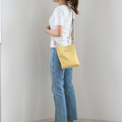 Sサイズ/20色展開の倉敷産帆布×ヌメ革♩軽量でペットボトルも入る便利なショルダーバッグ#ミモザイエロー 3枚目の画像