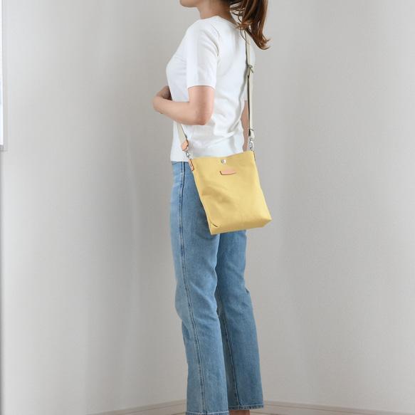 Sサイズ/20色展開の倉敷産帆布×ヌメ革♩軽量でペットボトルも入る便利なショルダーバッグ#ミモザイエロー 3枚目の画像