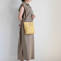 Sサイズ/20色展開の倉敷産帆布×ヌメ革♩軽量でペットボトルも入る便利なショルダーバッグ#ミモザイエロー 2枚目の画像
