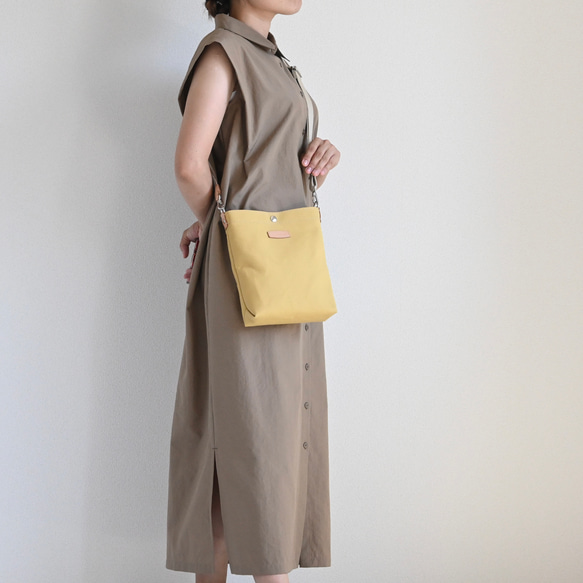 Sサイズ/20色展開の倉敷産帆布×ヌメ革♩軽量でペットボトルも入る便利なショルダーバッグ#ミモザイエロー 2枚目の画像
