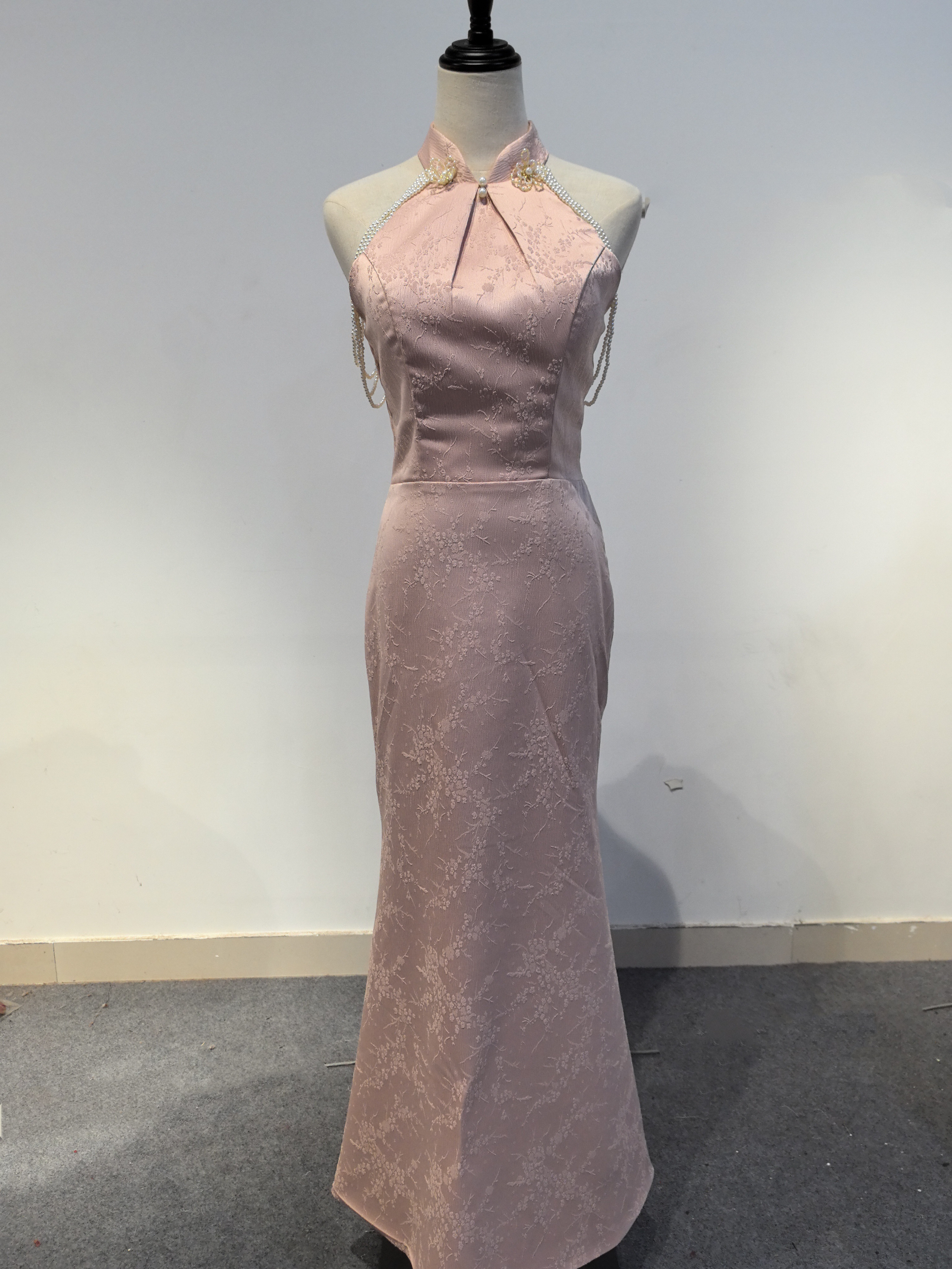 エレガント ピンク ネックレスタイプの襟 パールカラードレスヒップフィットなスカートワンショット撮影 花パーティデート