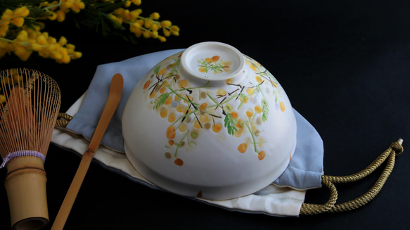 ミモザの抹茶碗砂糖衣の抹茶茶碗　ミモザハンド2023　布袋と手描きの桐箱入り砂糖衣（アイシング）のような質感の 青紫小花 1枚目の画像