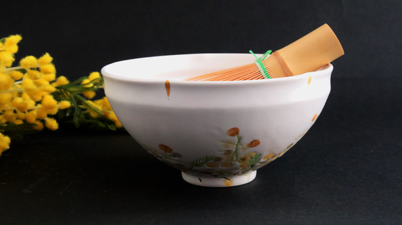ミモザの抹茶碗砂糖衣の抹茶茶碗　ミモザハンド2023　布袋と手描きの桐箱入り砂糖衣（アイシング）のような質感の 青紫小花 5枚目の画像