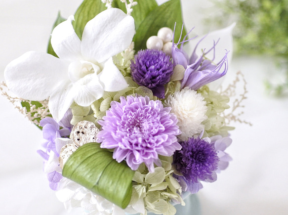 白と紫のお供え花◇すべてプリザーブドフラワーのコンパクトな仏花◇Creema限定・お悔やみ・菊とデンファレ 3枚目の画像