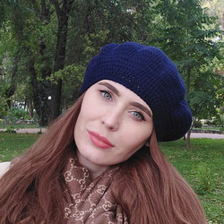 Elegant crochet beret in blue wool yarn 4枚目の画像