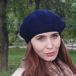 Elegant crochet beret in blue wool yarn 2枚目の画像