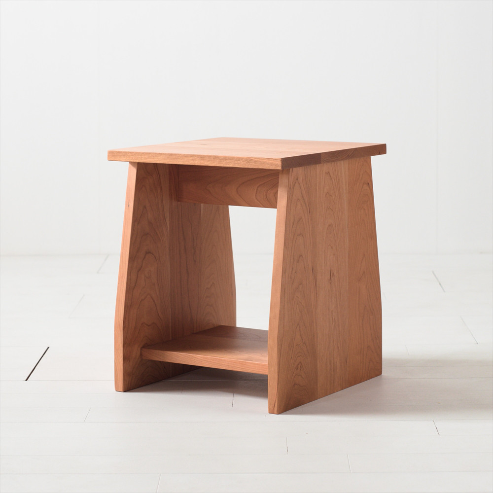 座面の下にモノが置けるシェルフスツール　チェリー　花台やステップ、ベッドサイドテーブルとして 17,500円